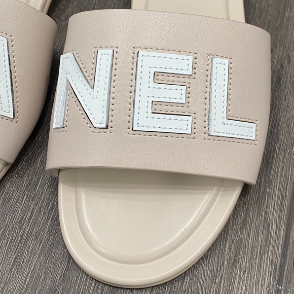 $1.3k CHANEL CHA NEL LOGO BEIGE LEATHER FLAT SHOES SLIDES MULES 38C - Picture 11 of 16
